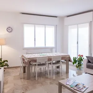 https://appartamento-le-barche-2.hotelslidodijesolo.com
